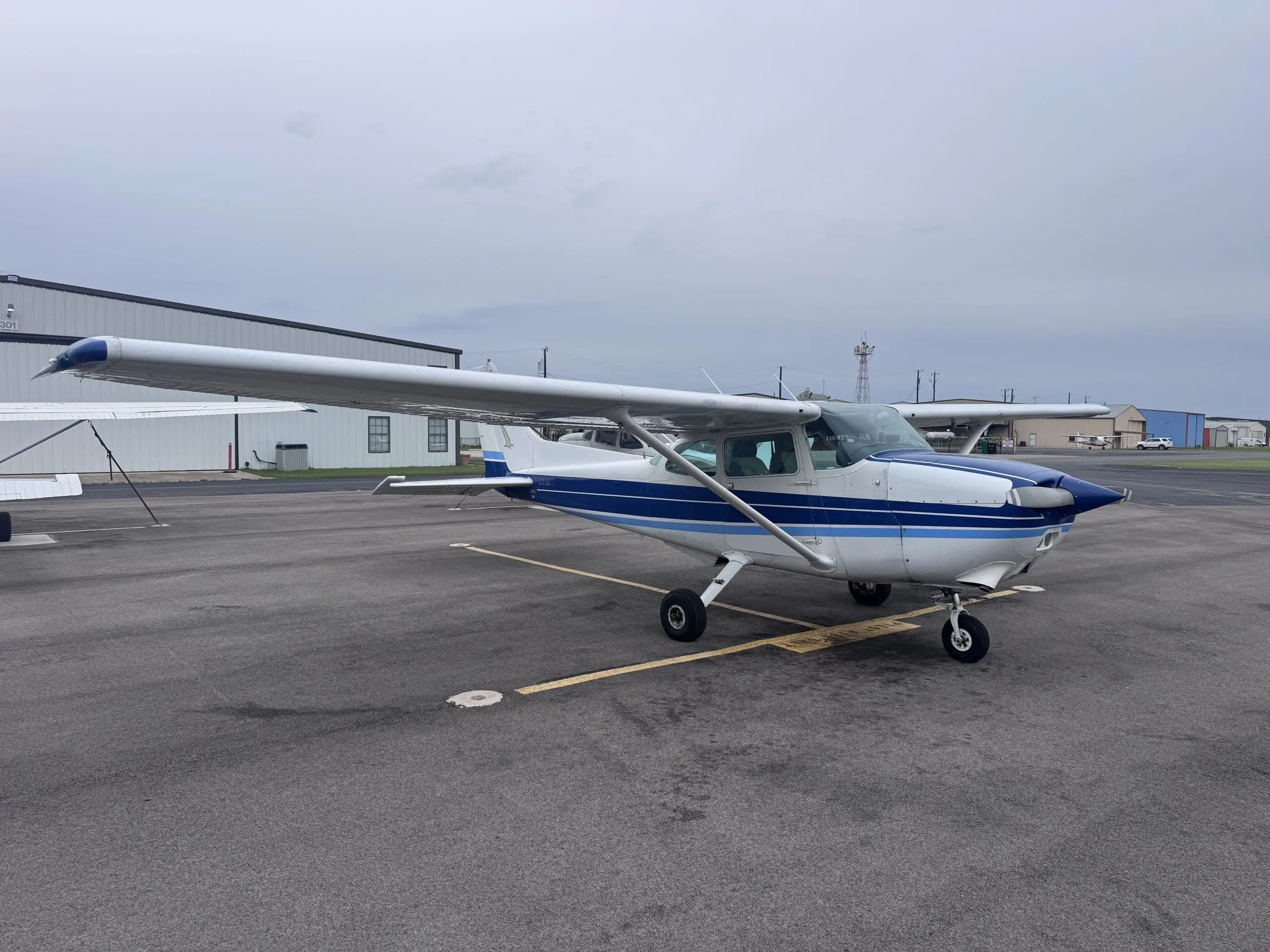 Pilot Rise Cessna 172 N738TZ side profile